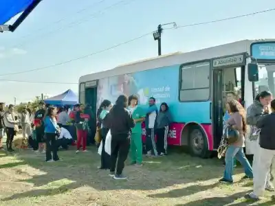 Llevaron el quirófano móvil al barrio 28 de Junio: se acabaron los turnos y quedó gente afuera