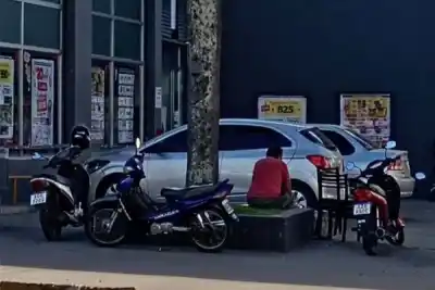 Cerraban el supermercado y algo en tres empleados no cerraba: lo que la policía encontró los dejó al descubierto