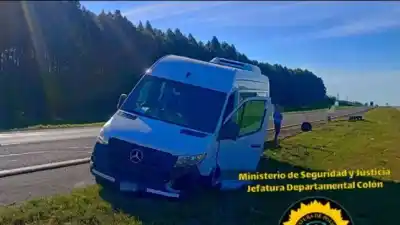 Un minibús con estudiantes y madres se fue a la banquina en la Autovía Artigas: qué pasó con los 19 pasajeros