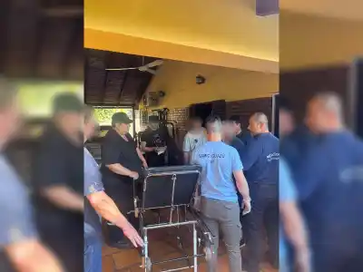 Salió al patio de su casa y sus propios perros lo atacaron: el hombre de 88 años terminó en el hospital