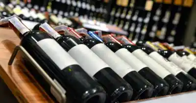 El vino pierde lugar en la mesa argentina: la cifra que cambió todo en una década