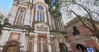 Violencia en plena misa: Una mujer atacó a un sacerdote en una parroquia del centro de Rosario