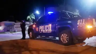 Le reclamaron la deuda a un joven de 25 años en Fisherton y terminaron detenidos: entre ellos, una policía