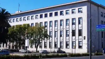 La Justicia le dio la razón, pero él se mudó a Rosario y el reencuentro terminó con la Policía echándola