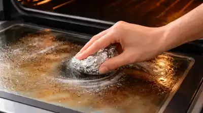 El truco prohibido que las empresas de limpieza no quieren que conozcas: un simple papel de aluminio