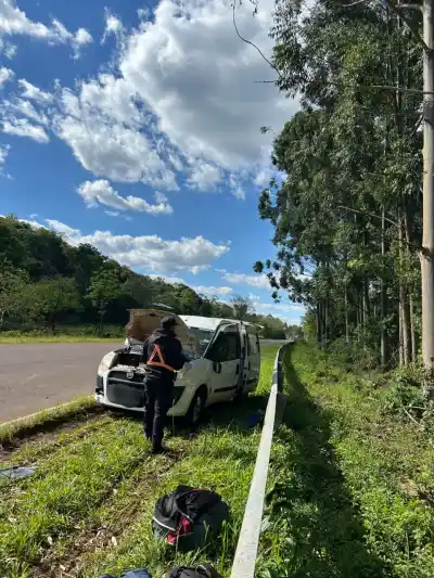 Un vehículo con seis ocupantes terminó fuera de la ruta en Dos de Mayo: tres terminaron en el hospital
