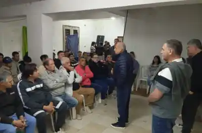 El intendente que dice tener "otra propuesta" desembarcó en Paraná y juntó a 100 personas