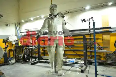 El Polaco tendrá su estatua: un escultor santiagueño la hace de onda y hay una fecha límite que apura todo