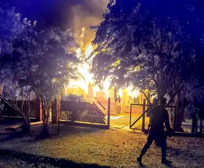 Tres incendios y un árbol caído: la noche que puso en alerta a los bomberos de Misiones