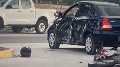 Un motociclista iba por la Circunvalación y terminó en el hospital: el detalle que complicó todo