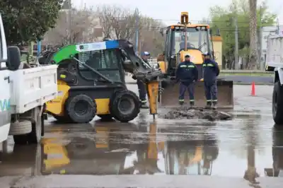 Se rompió un caño en Roca: el agua llega con cuentagotas y hay barrios en vilo