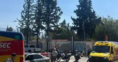 Choque brutal en Las Heras: una moto con tres ocupantes y un auto colisionaron en una esquina