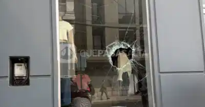 Le tiró una piedra al vidrio blindado de una tienda del centro: lo que no logró lo complicó todo