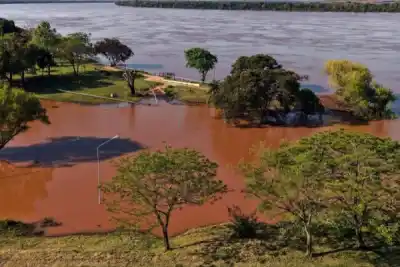 La crecida del río Uruguay arrastra algo invisible que pone en jaque a los navegantes