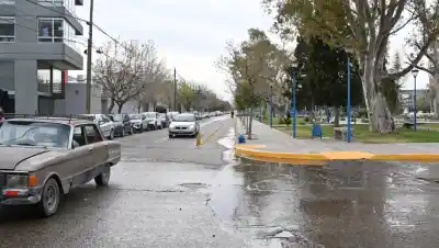El agua invadió el Canalito de madrugada y nadie sabía por qué: el detalle que apareció bajo el asfalto