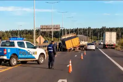 Un camión quedó atravesado en plena Autovía Artigas y el detalle que nadie esperaba