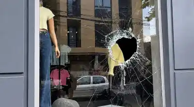 Rompieron la vidriera de su local en pleno centro de Salta y lo que hizo el ladrón después la dejó helada