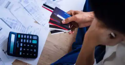 Pagan el mínimo, refinancian o dejaron el plástico: el número que se dispara entre los salteños