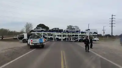 Un camión quedó atravesado en la Ruta 35 y el tránsito al sur de Santa Rosa está cortado