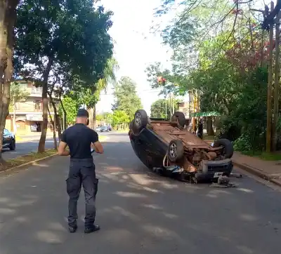 Iba por la avenida Martín Fierro, perdió el control y la camioneta terminó de costado: el detalle que llamó la atención