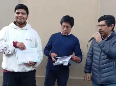 El dibujo de un estudiante bandeño que terminó con medalla y un docente premiado