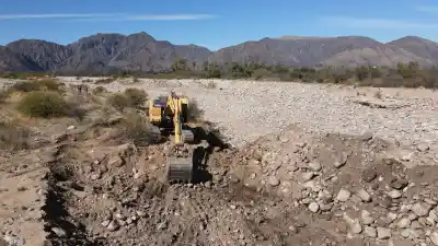 Mueven toneladas de piedra en el río Luján: el detalle que evita que el agua llegue al pueblo