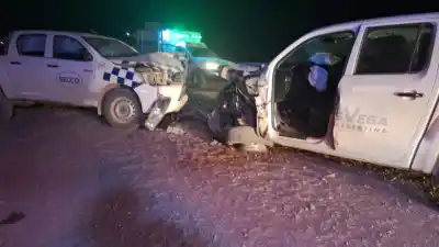 Chocaron de frente dos camionetas petroleras en Centenario: la escena que encontraron los rescatistas