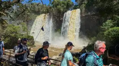 Iguazú sigue abierto con un caudal que sorprende a todos