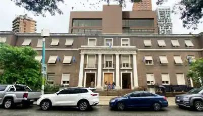 Le arrebató el celular en la vereda, pero no contaba con lo que hizo ella después