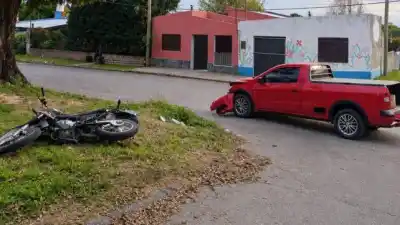 Cruzó en la moto y la camioneta apareció de golpe: el joven terminó en el hospital