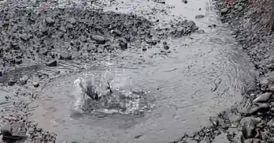 Patrullaban caminos internos del yacimiento y se toparon con un caño roto: lo que salía a chorros no era agua