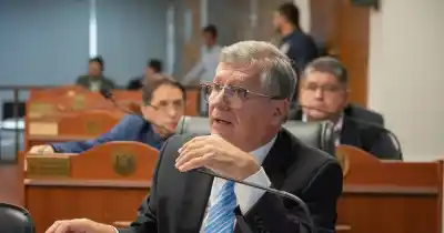 El senador que encendió la alarma por los sueldos docentes: "El dinero no alcanza"