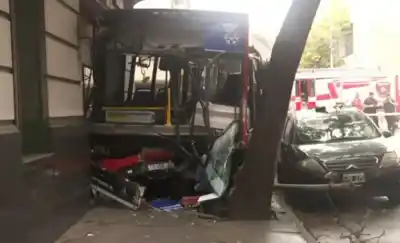 Impacto en Constitución: un patrullero y un colectivo terminaron dentro de una pizzería