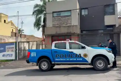Entraron a un complejo de fútbol 5 en Paraná, pero un patrullero que pasaba arruinó todo