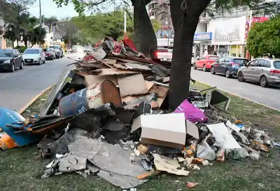 Tiraron basura en pleno centro de Resistencia y no salió gratis: la cifra que deberán pagar