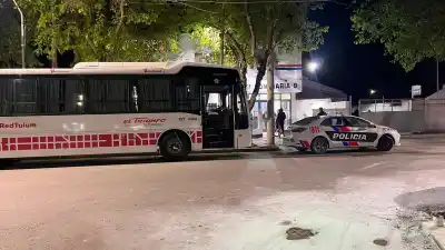 Se subió al colectivo de la Línea 3 y lo que hicieron las pasajeras lo dejó sin escapatoria