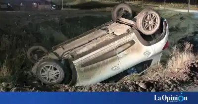 Iban por la Ruta 40, el auto terminó dado vuelta y la policía los esperó con un test