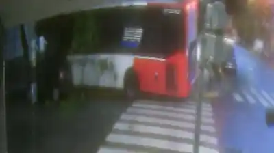 Impactante choque en Constitución: un patrullero y un colectivo terminaron dentro de una pizzería