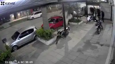 Dos motos chocaron de frente en Sáenz Peña: la cámara lo captó todo y el final sorprendió
