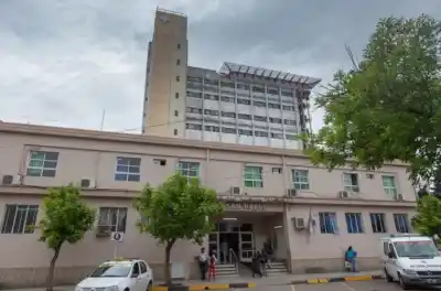 Pidió licencia por enfermedad, pero desde la clínica privada llegó una respuesta que lo complica