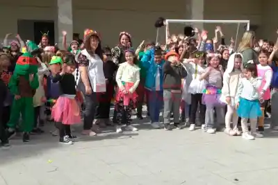 Disfraces, peinados locos y un desfile: el festejo que sorprendió a todos en la Escuela del Centenario