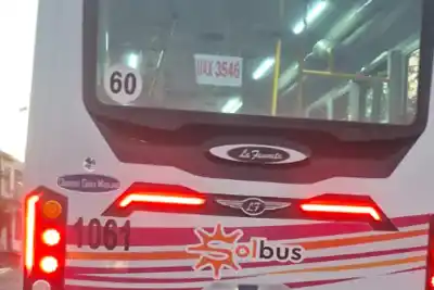Le cerró la puerta del colectivo en el brazo y arrancó igual: la escena que casi termina en tragedia