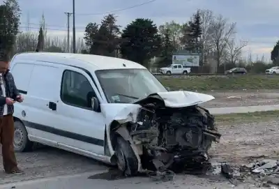 La camioneta invadió el carril en la Ruta Chica: un joven de 19 años murió y una familia quedó internada