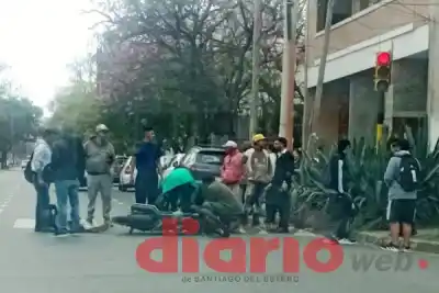 Dos ambulancias en Belgrano y Balcarce: quién viajaba en la moto que chocó contra el auto