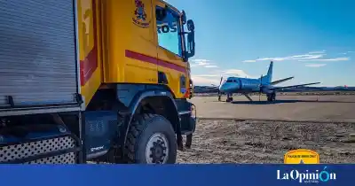 Bomberos rodearon la pista en Perito Moreno: qué pasó entre el aterrizaje y el despegue de un avión de LADE