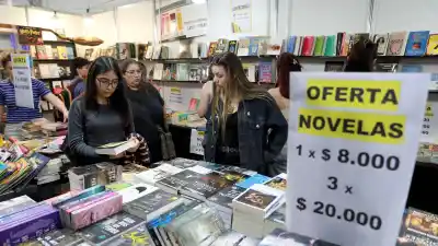 La feria que tiene a los neuquinos buscando un tesoro: hay libros desde el precio de un café
