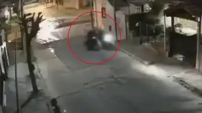 Persiguieron a dos motociclistas, los chocaron a propósito y las imágenes lo muestran todo