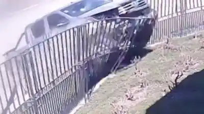Caminaba por la vereda en Junín de los Andes y una camioneta terminó a centímetros: el video que estremece al barrio