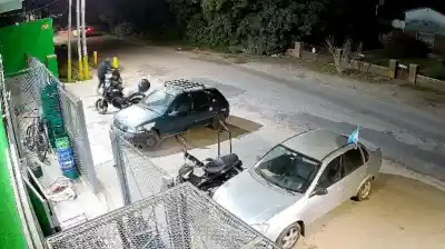 Quiso llevarse una moto de un supermercado, pero su plan se derrumbó a pocos metros