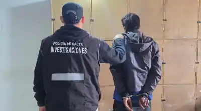 Lo buscaban por romper la vidriera de un local en el centro y lo encontraron donde menos esperaban